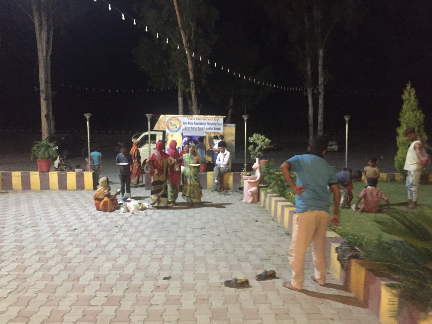 Volunteers serving hot dal, sabzi, and rotis directly to hospital attendants